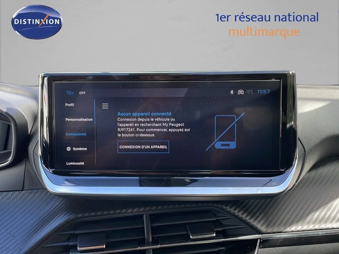 Vue avant du Peugeot 2008 gris Artense métal 2025, mettant en valeur ses lignes modernes et son éclairage LED distinctif.