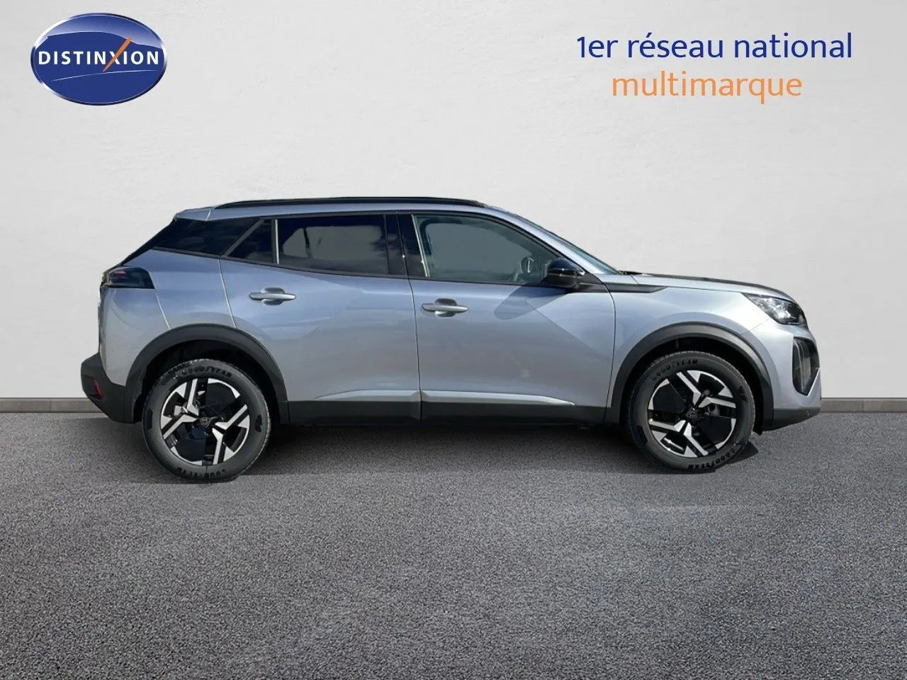 Profil côté droit d'un Peugeot 2008 gris Artense 2025 avec jantes noires et toit noir contrasté.