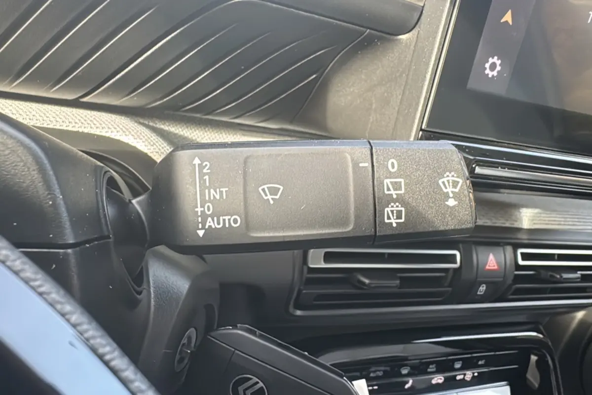 Gros plan sur la commande des essuie-glaces dans l'habitacle du Citroën C3 Aircross hybride 2025.