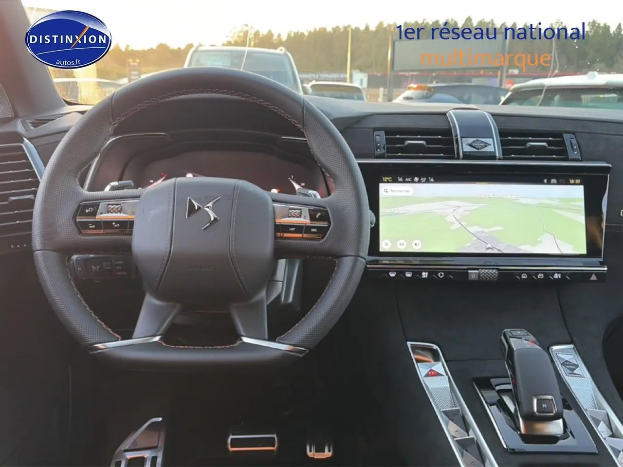 Vue intérieure centrée sur le volant cuir DS et l'écran tactile large du tableau de bord du DS7 noir.