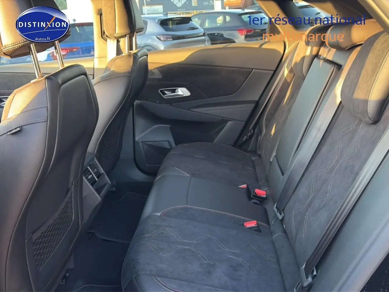Vue intérieure côté droit des sièges arrière en cuir noir et alcantara du DS7 1.5 BlueHDi 130 Performance Line 2026.