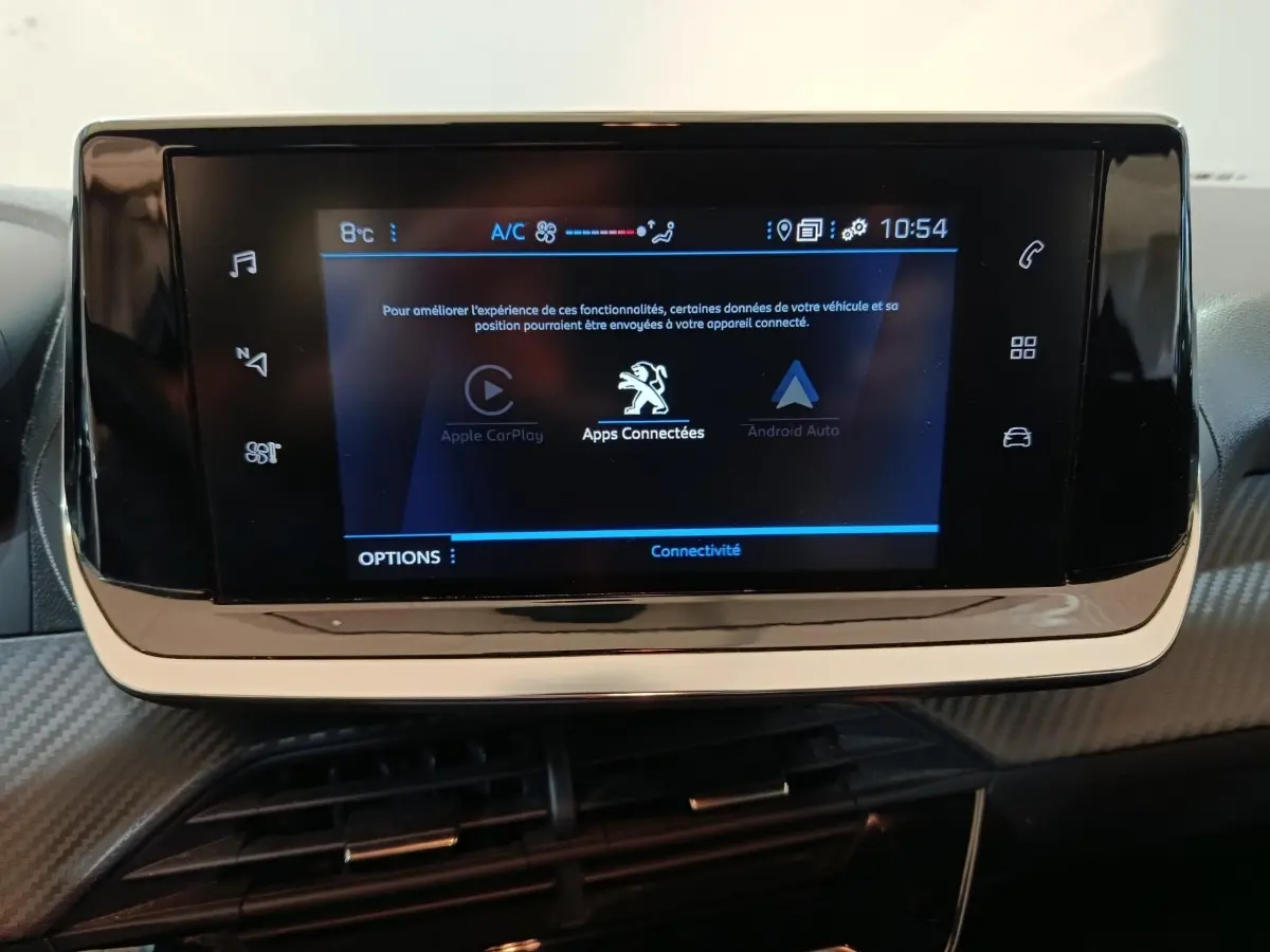Écran tactile central affichant les options Apple CarPlay et Android Auto sur tableau de bord Peugeot 208 noir.