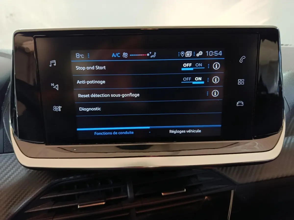 Écran tactile central affichant les réglages de conduite sur Peugeot 208 noir, vue intérieure frontale.