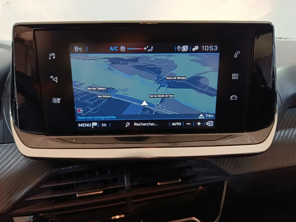 Écran tactile central affichant la navigation dans l’habitacle noir d’une Peugeot 208 1.2 PT 75 S&S Premium.