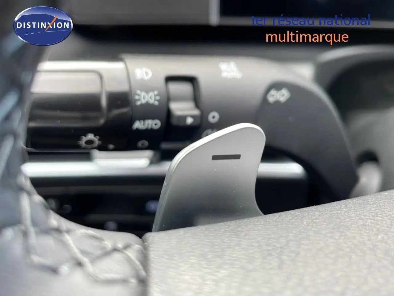 Gros plan sur la palette de changement de vitesse côté droit du volant du Hyundai Tucson blanc Atlas 2026.