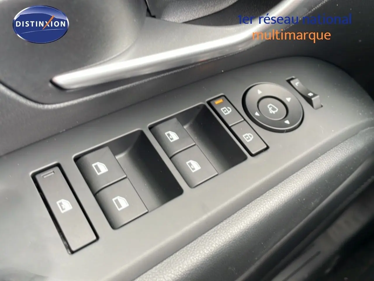 Gros plan sur les commandes des vitres et rétroviseurs côté conducteur d'un Hyundai Tucson blanc Atlas 2026.