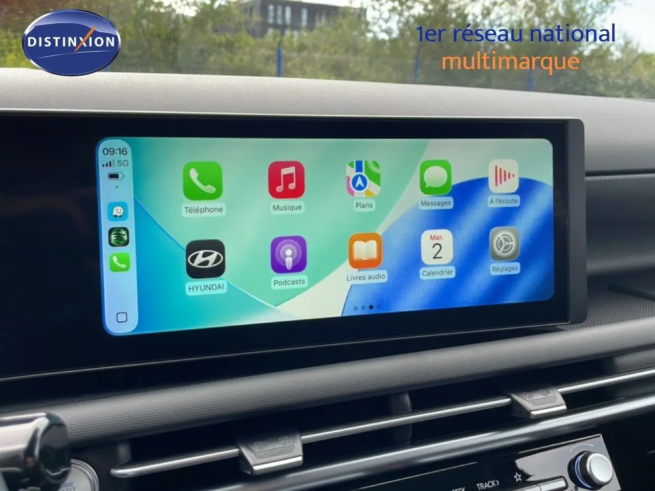 Écran tactile central du Hyundai Tucson 2026 affichant les applications connectées, intérieur moderne en finition noire.