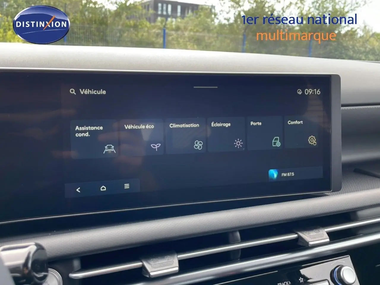 Écran tactile central du Hyundai Tucson blanc Atlas 2026 affichant les réglages de véhicule et climatisation.