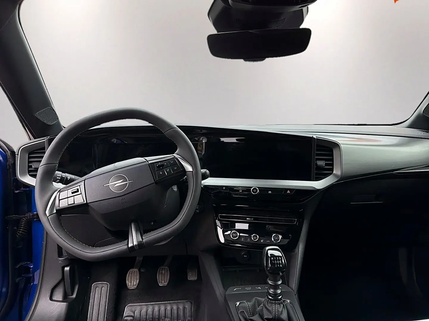 Intérieur de l’Opel Mokka 1.2 turbo 136 édition 2025, vue de face sur le volant cuir et la console centrale noire.