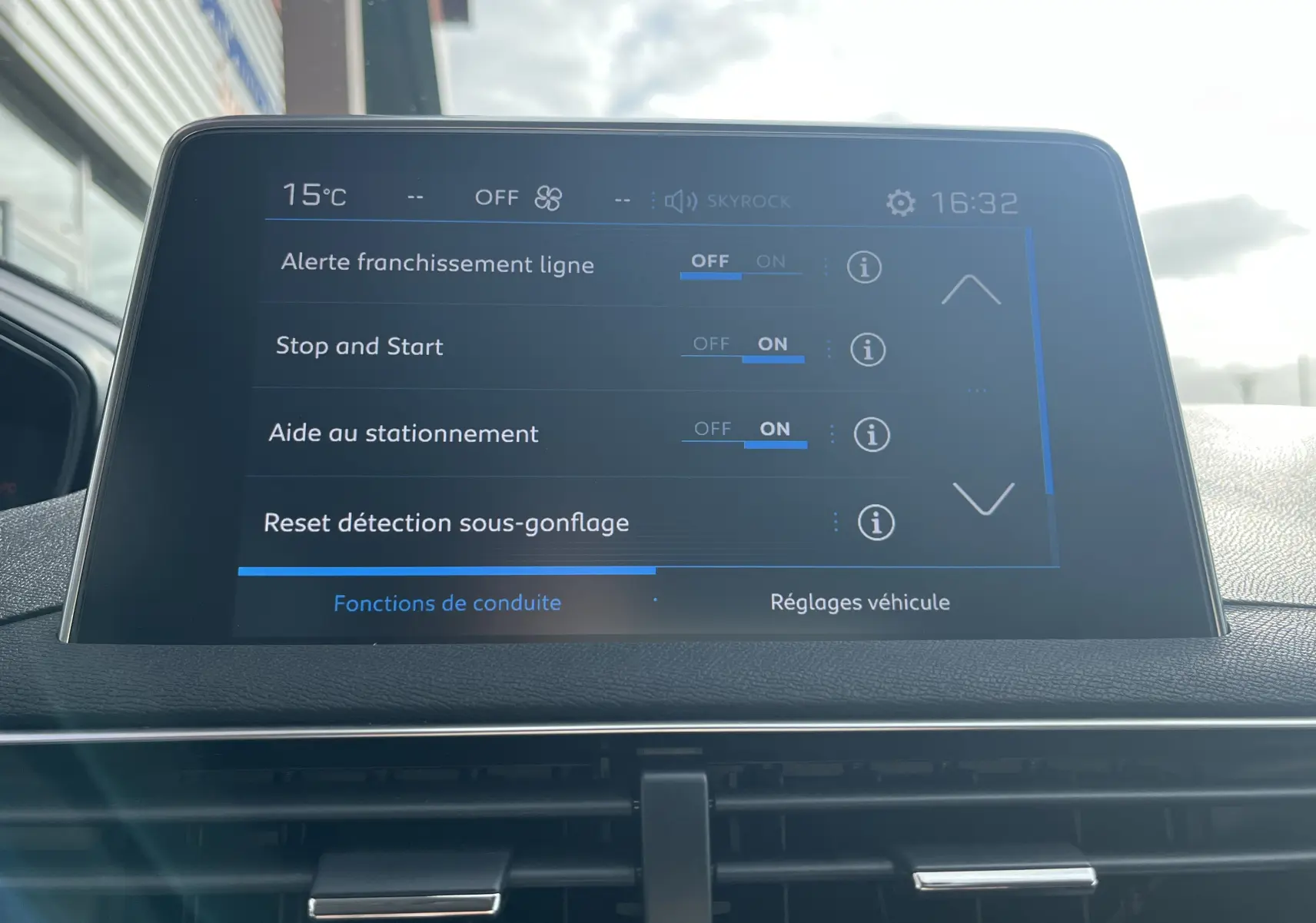 Écran tactile central du Peugeot 3008 blanc 2018 affichant les réglages d’aide à la conduite et stationnement.