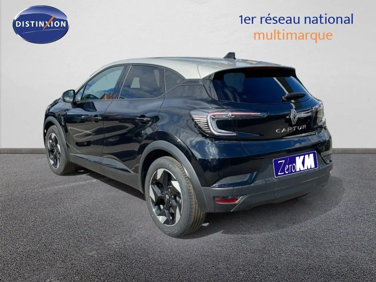 Vue 3/4 arrière droite du Renault Captur noir étoile avec toit gris et jantes bi-ton distinctives.