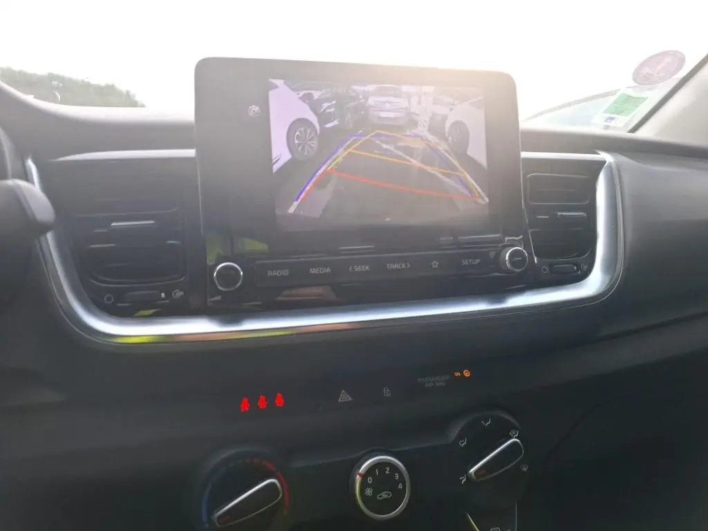 Vue intérieure du tableau de bord du KIA STONIC 2022, écran central affichant la caméra de recul avec aides au stationnement.