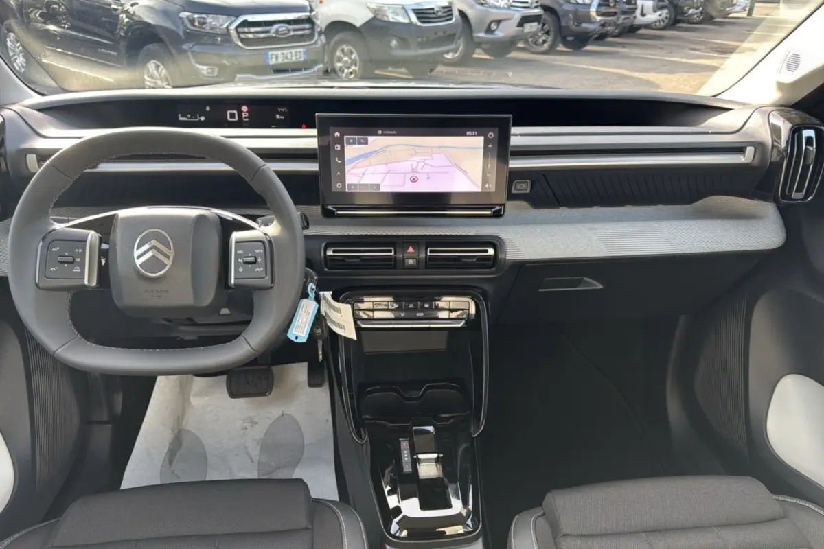 Intérieur avant du Citroën C3 Aircross Hybrid 145 avec tableau de bord moderne et écran tactile central.
