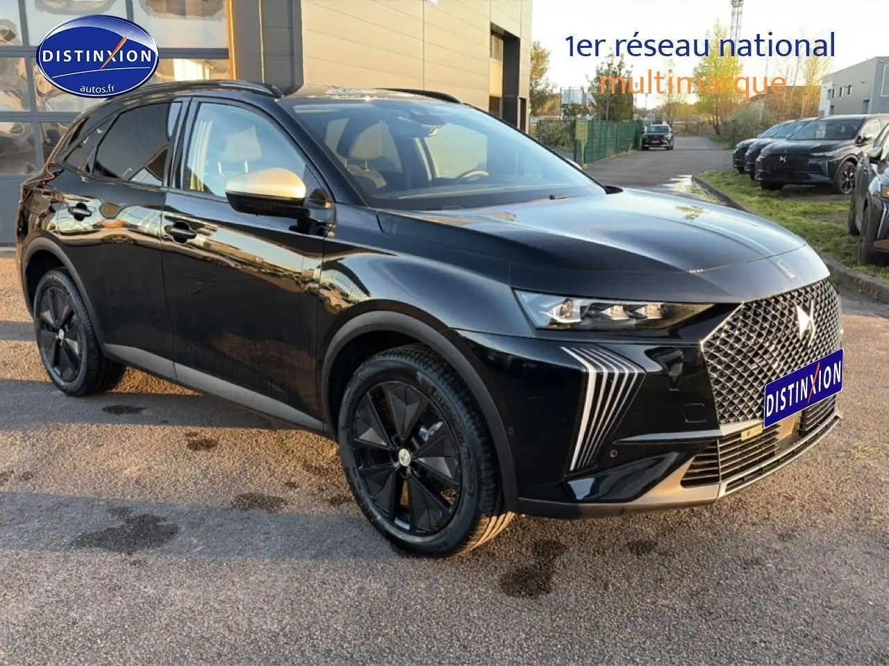 DS7 1.5 BlueHDi 130 noir, vue 3/4 avant droit, calandre distinctive et jantes noires brillantes.
