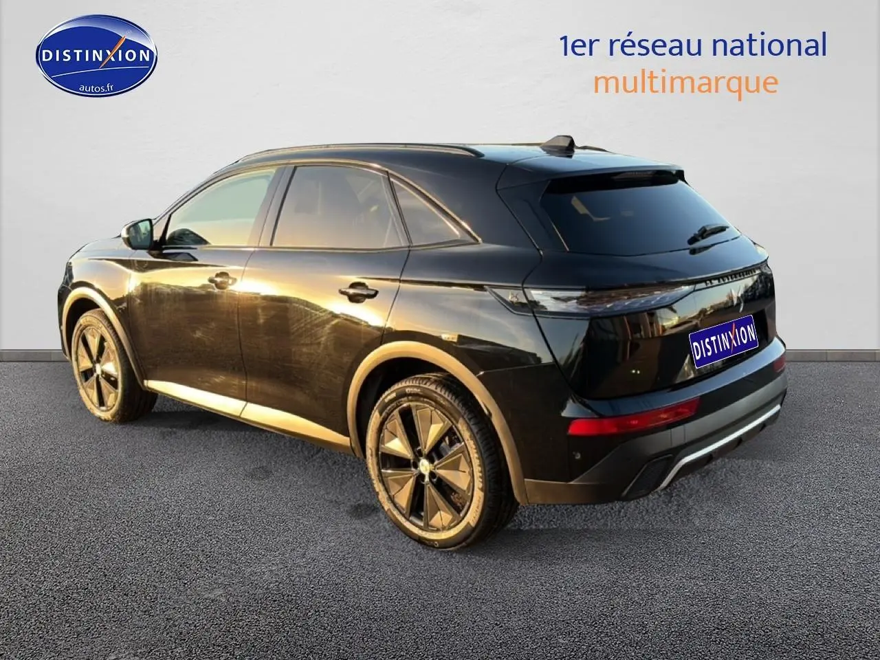 Vue 3/4 arrière droite d’un DS7 noir brillant avec jantes alliage et vitres arrière surteintées.