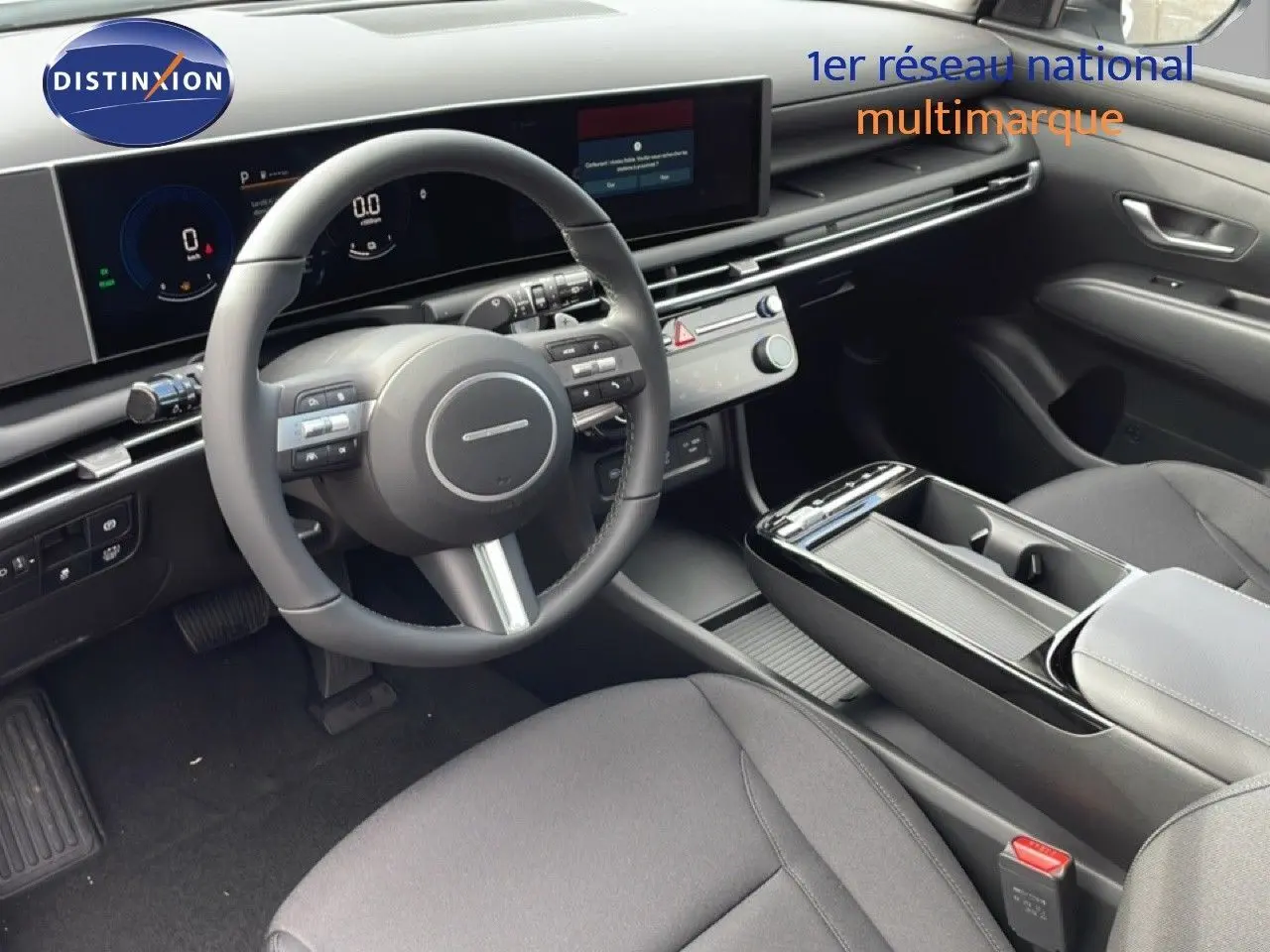 Vue intérieure côté conducteur du Hyundai Tucson 2026, tableau de bord et volant multifonction en finition noire.