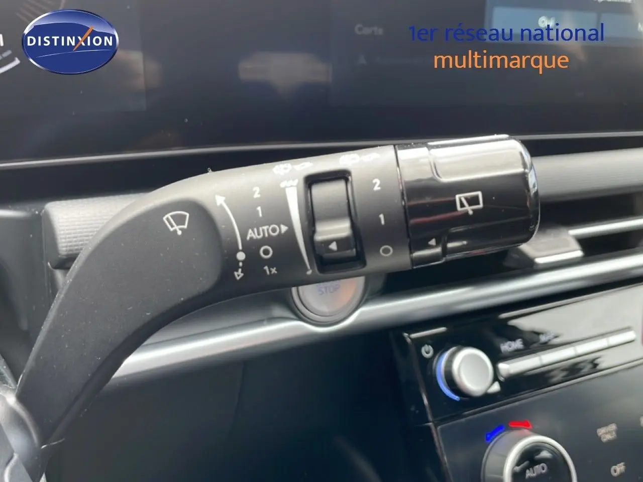 Gros plan sur la commande d’essuie-glace côté droit du tableau de bord d’un Hyundai Tucson blanc Atlas 2026.
