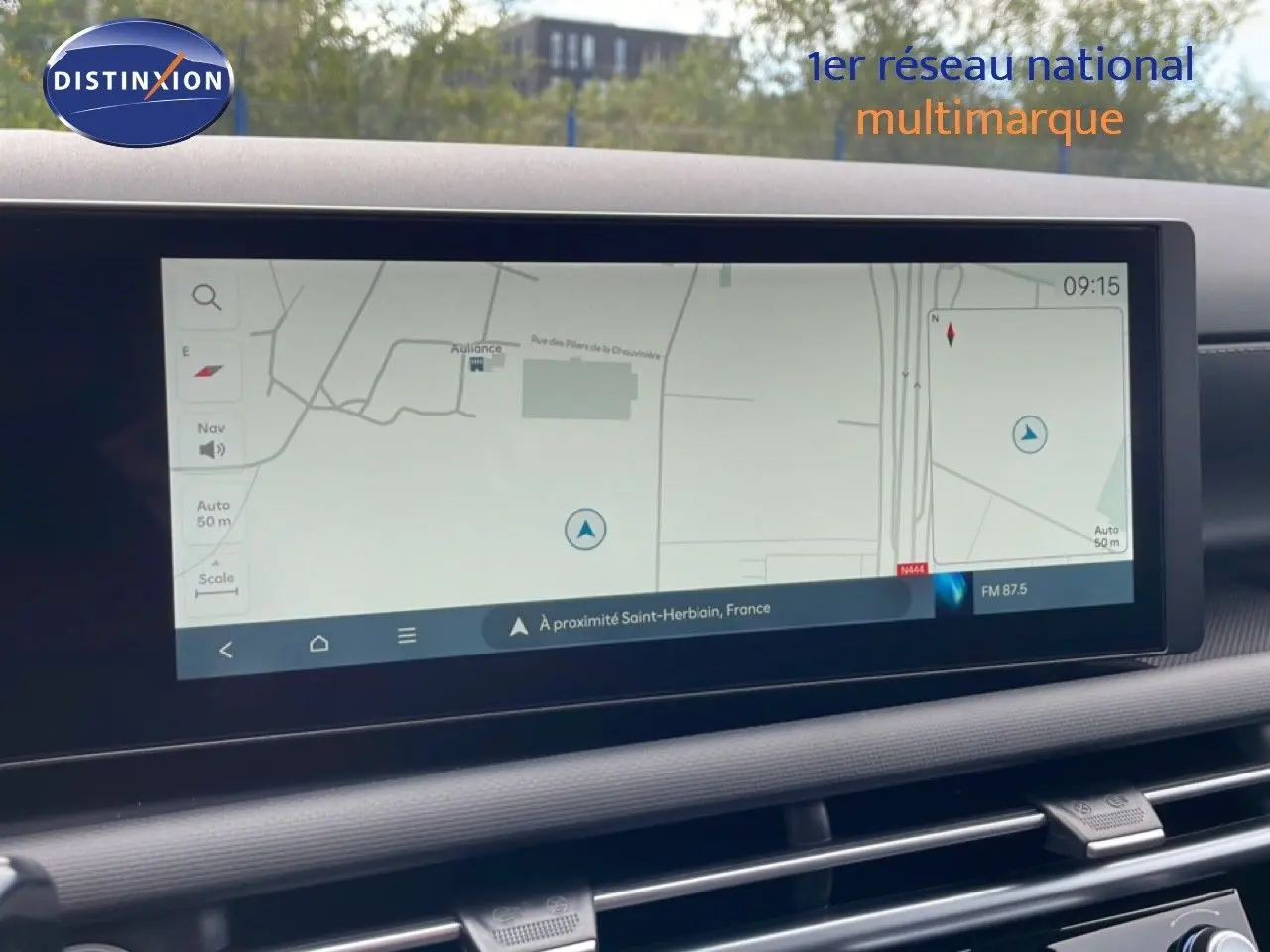 Écran tactile central du tableau de bord du Hyundai Tucson blanc, affichant la navigation GPS en extérieur.
