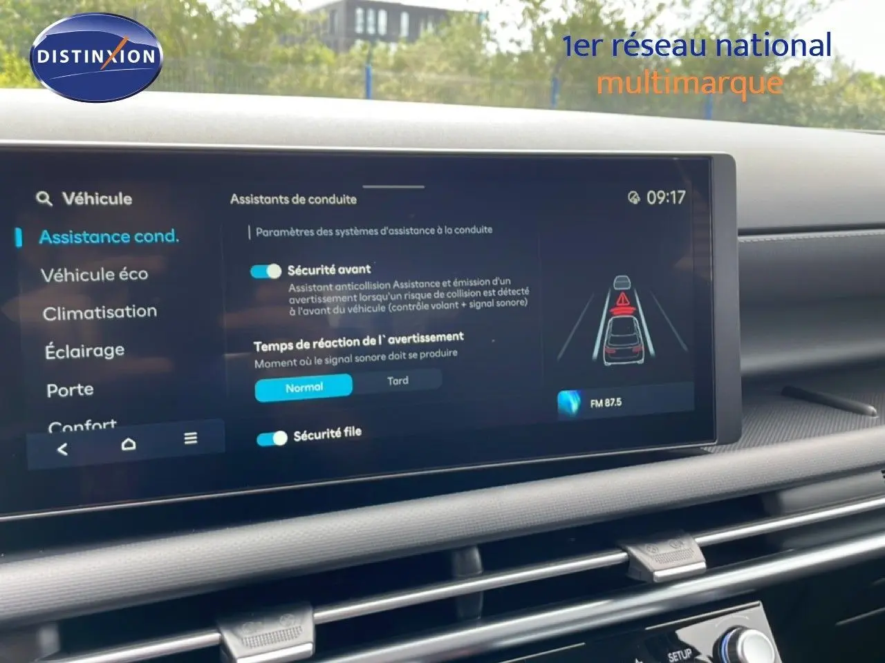 Vue rapprochée de l’écran tactile intérieur du Hyundai Tucson blanc Atlas 2026 affichant les assistants de conduite.