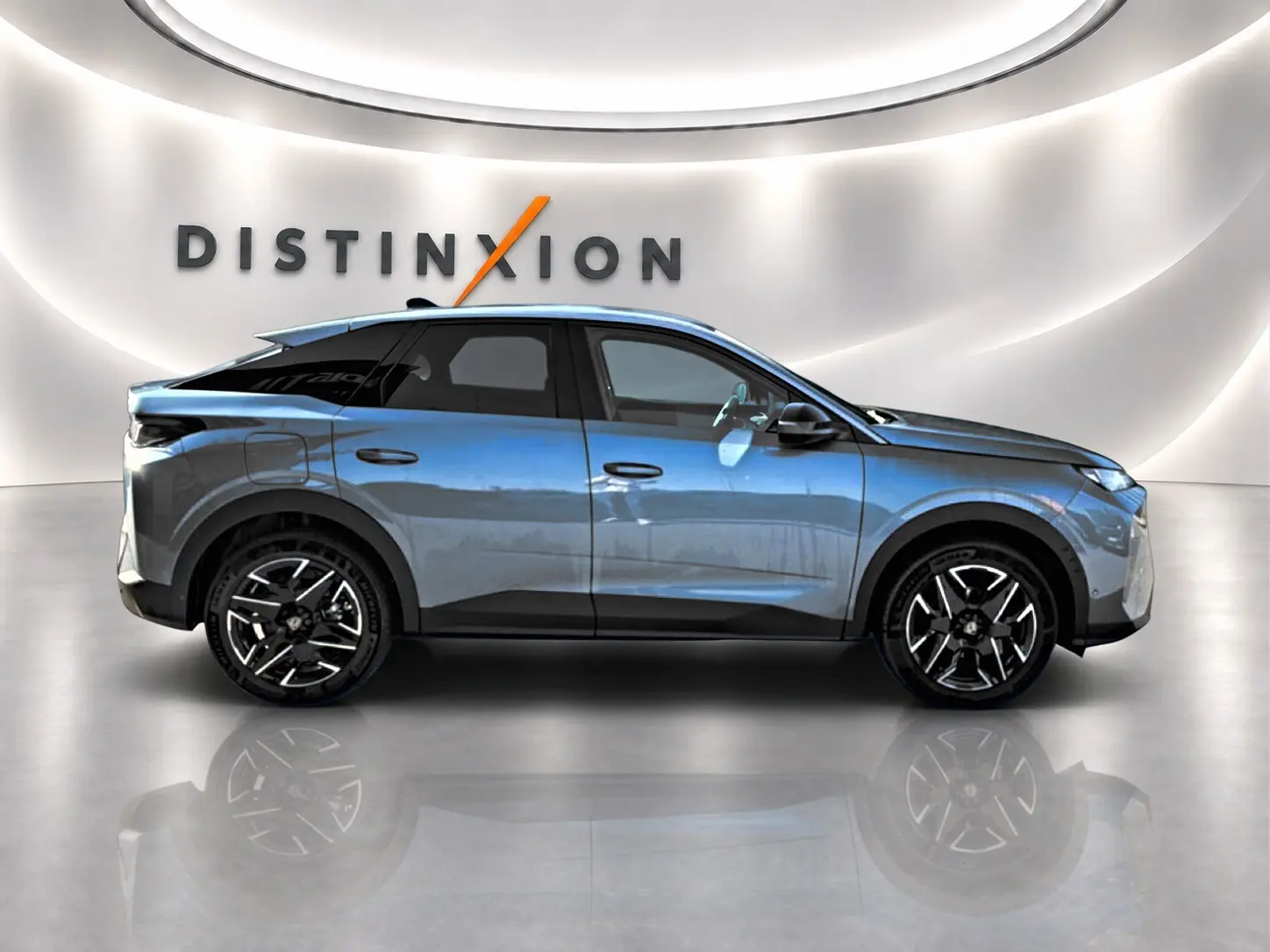 Profil côté gauche du Peugeot 3008 1.2 hybrid 145 allure e-dcs6 bleu Ingaro avec jantes alu noires.