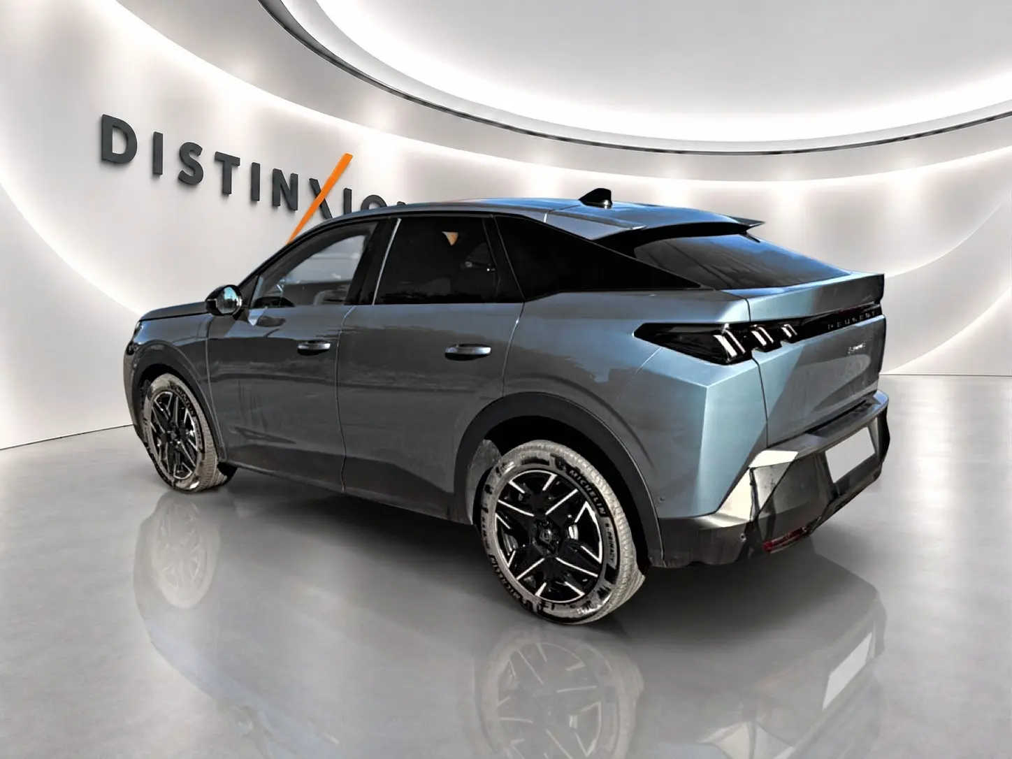 Vue 3/4 arrière droite du Peugeot 3008 1.2 hybrid 145 allure e-dcs6 bleu Ingara avec jantes alu noires et toit noir.