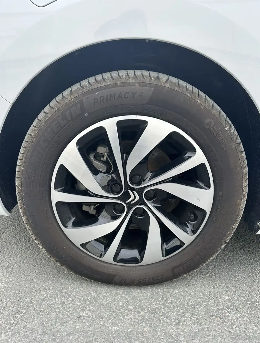 Gros plan sur la jante aluminium 17 pouces bicolore noire et argent du Citroën Jumpy van blanc électrique.