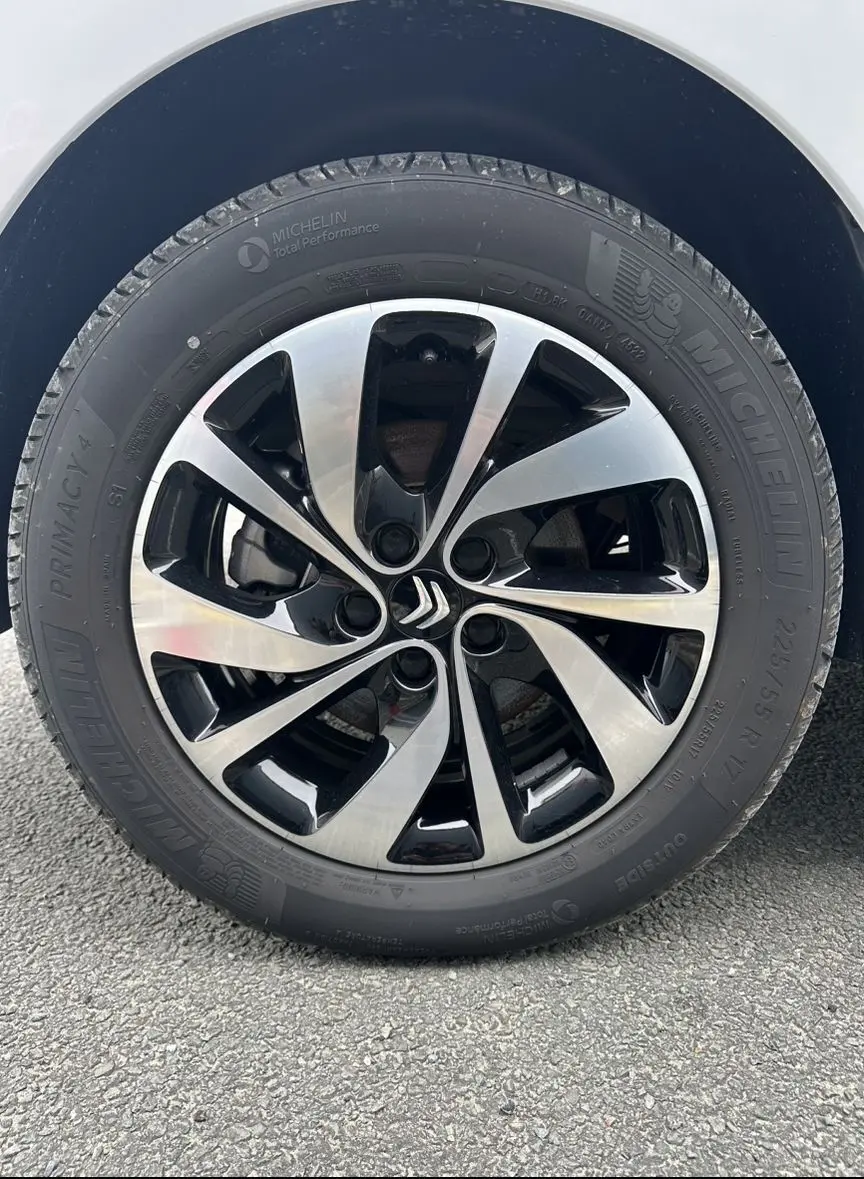 Gros plan sur la jante aluminium 17" bicolore avec logo Citroën au centre, montée sur un pneu Michelin.