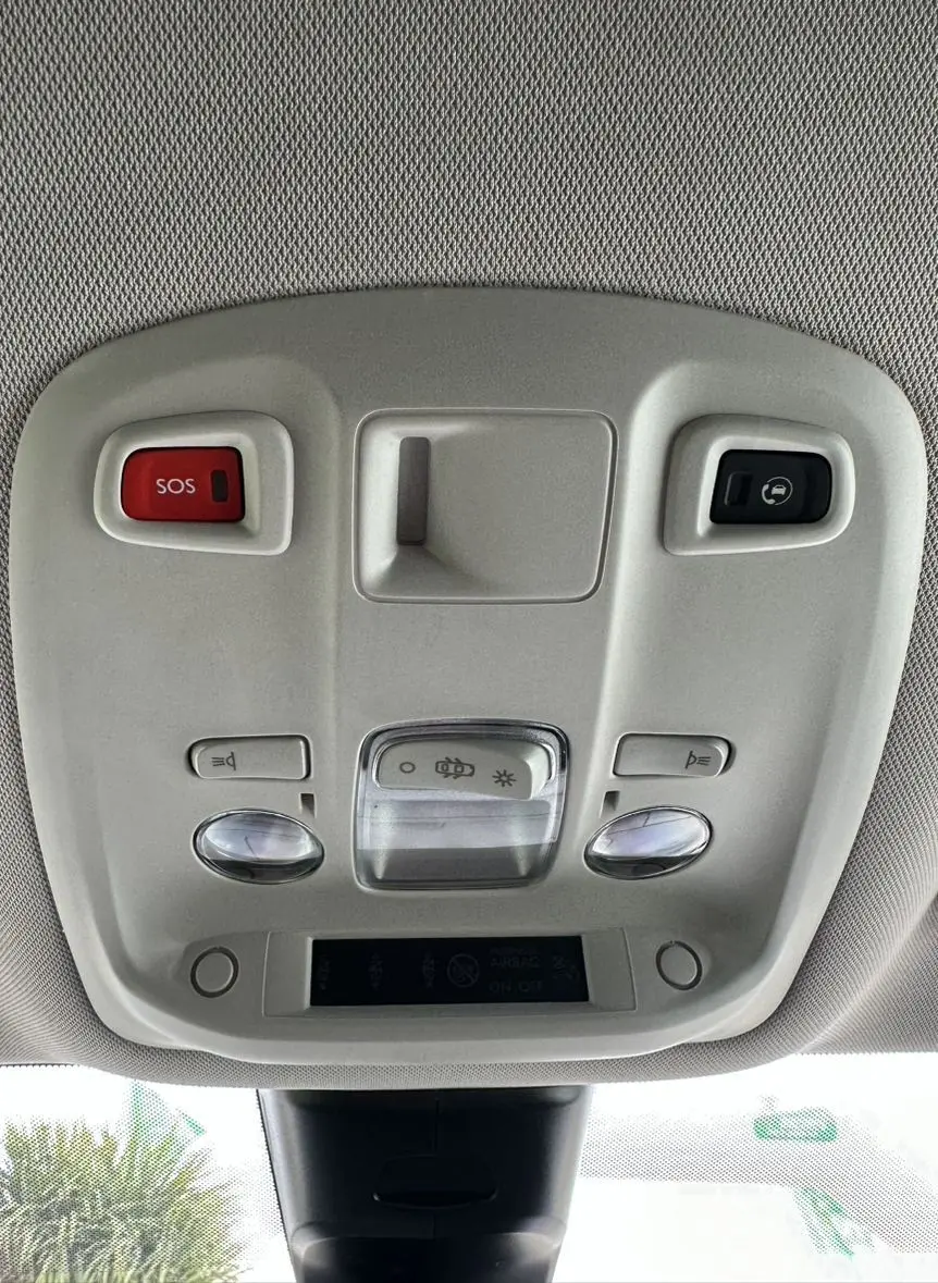 Plafonnier intérieur gris clair du Citroën Jumpy van électrique, avec boutons SOS et éclairage, vu de dessous.