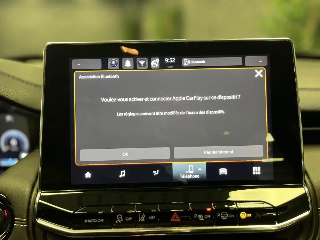 Écran tactile central du Jeep Compass 2024 affichant une demande de connexion Apple CarPlay, intérieur noir.