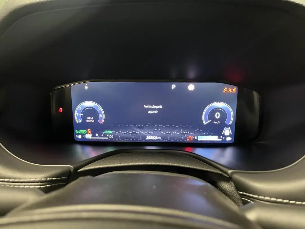 Affichage numérique du combiné d'instruments du Jeep Compass 2024, avec compte-tours et vitesse à zéro km/h.