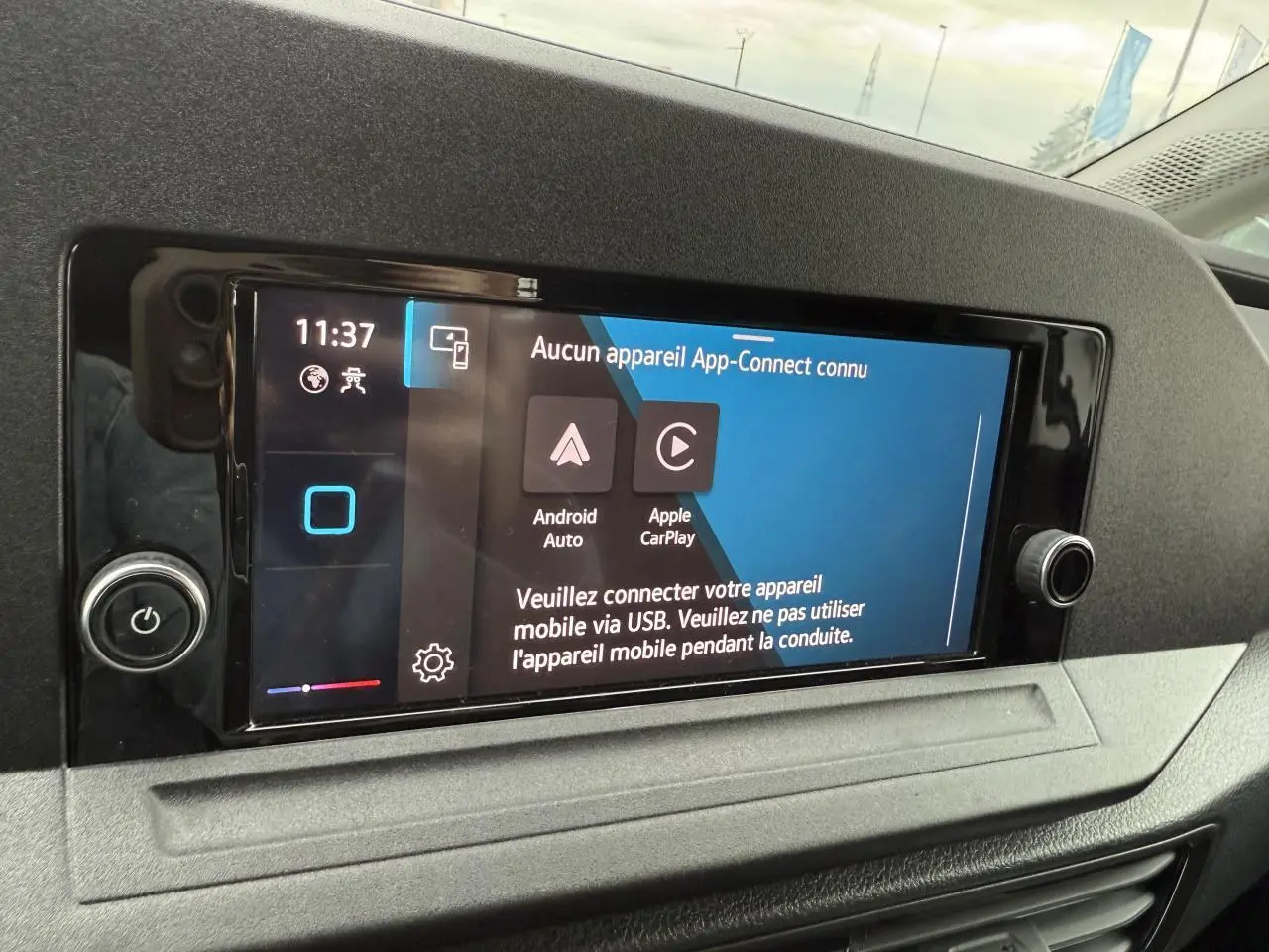 Écran tactile central du tableau de bord du Volkswagen Caddy Maxi Cargo blanc, affichant App-Connect.