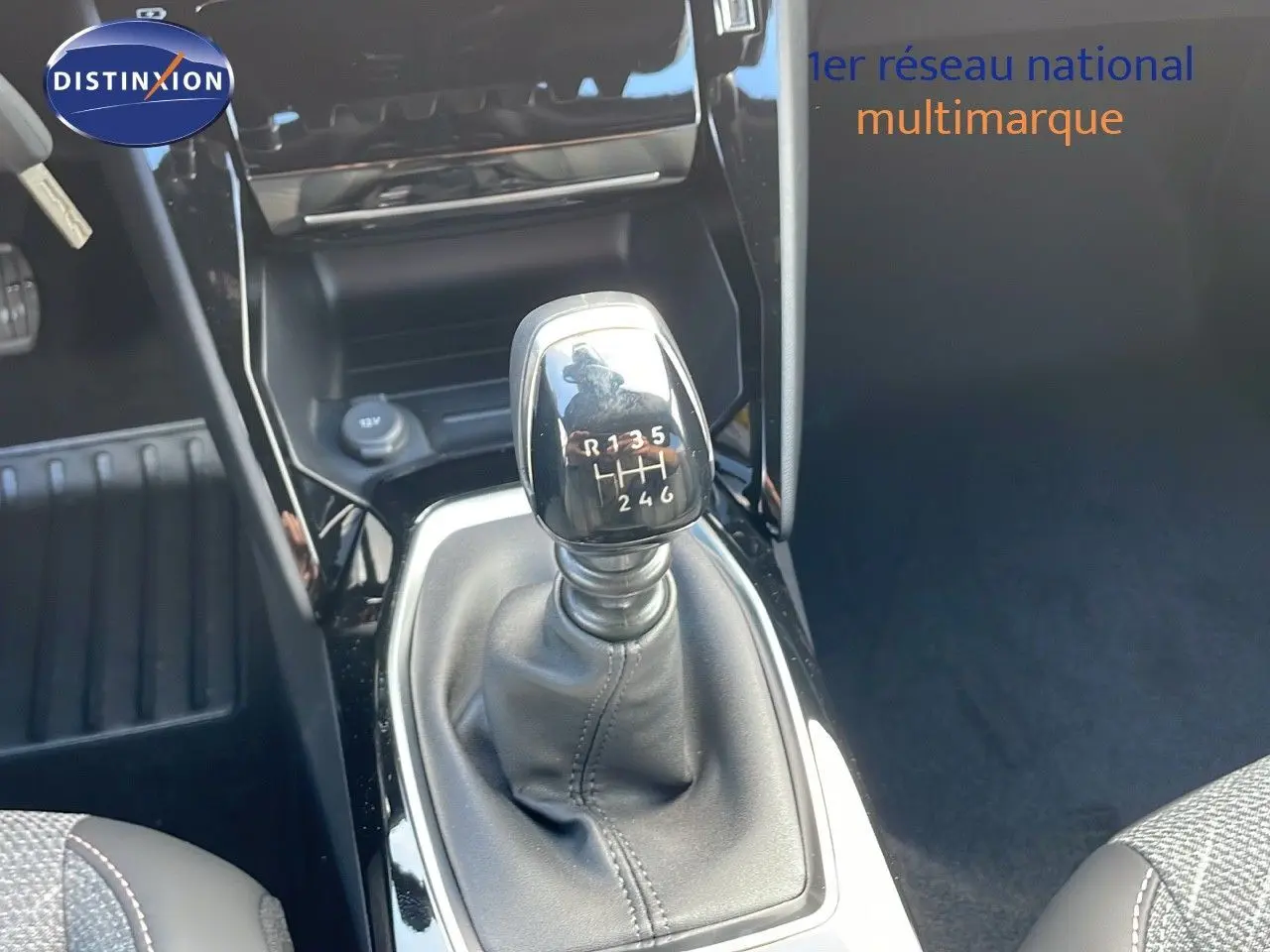 Le levier de vitesses manuel noir de la Peugeot 2008 gris Artense, vu en gros plan intérieur central.