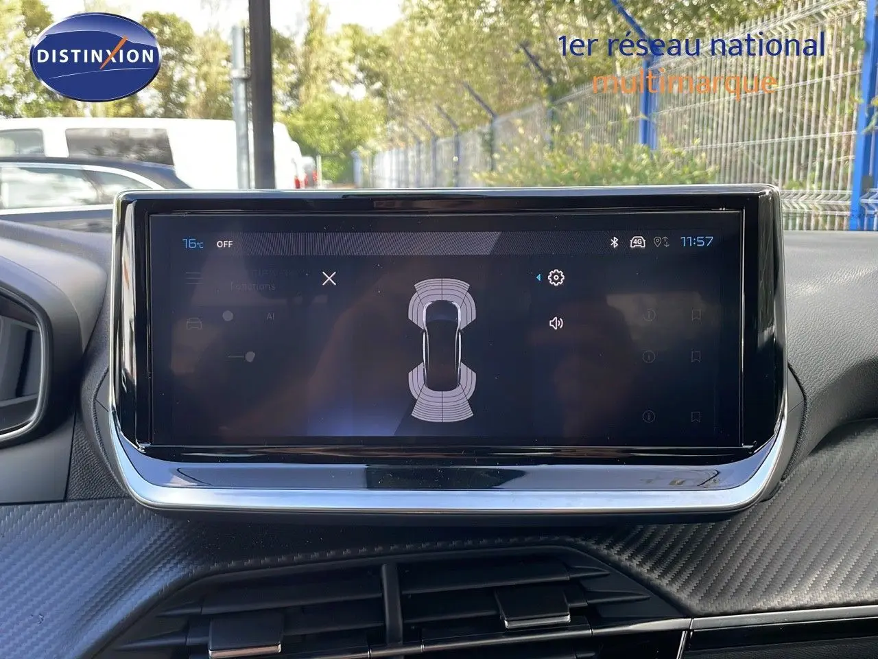 Écran tactile central affichant l'aide au stationnement dans l'habitacle d'une Peugeot 2008 gris Artense 2025.