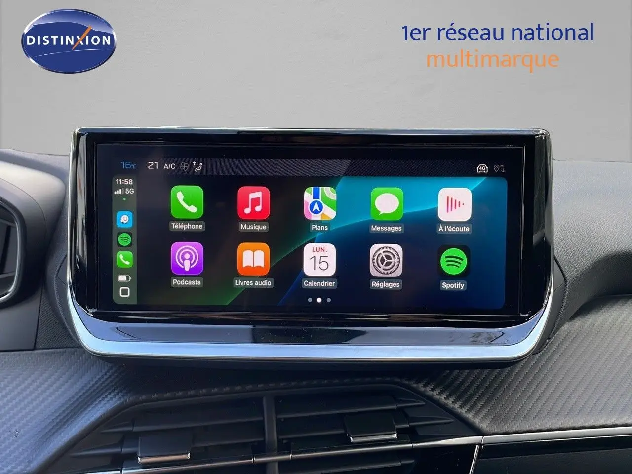 Écran tactile central affichant les applications multimédia dans l'habitacle d'une Peugeot 2008 gris Artense 2025.