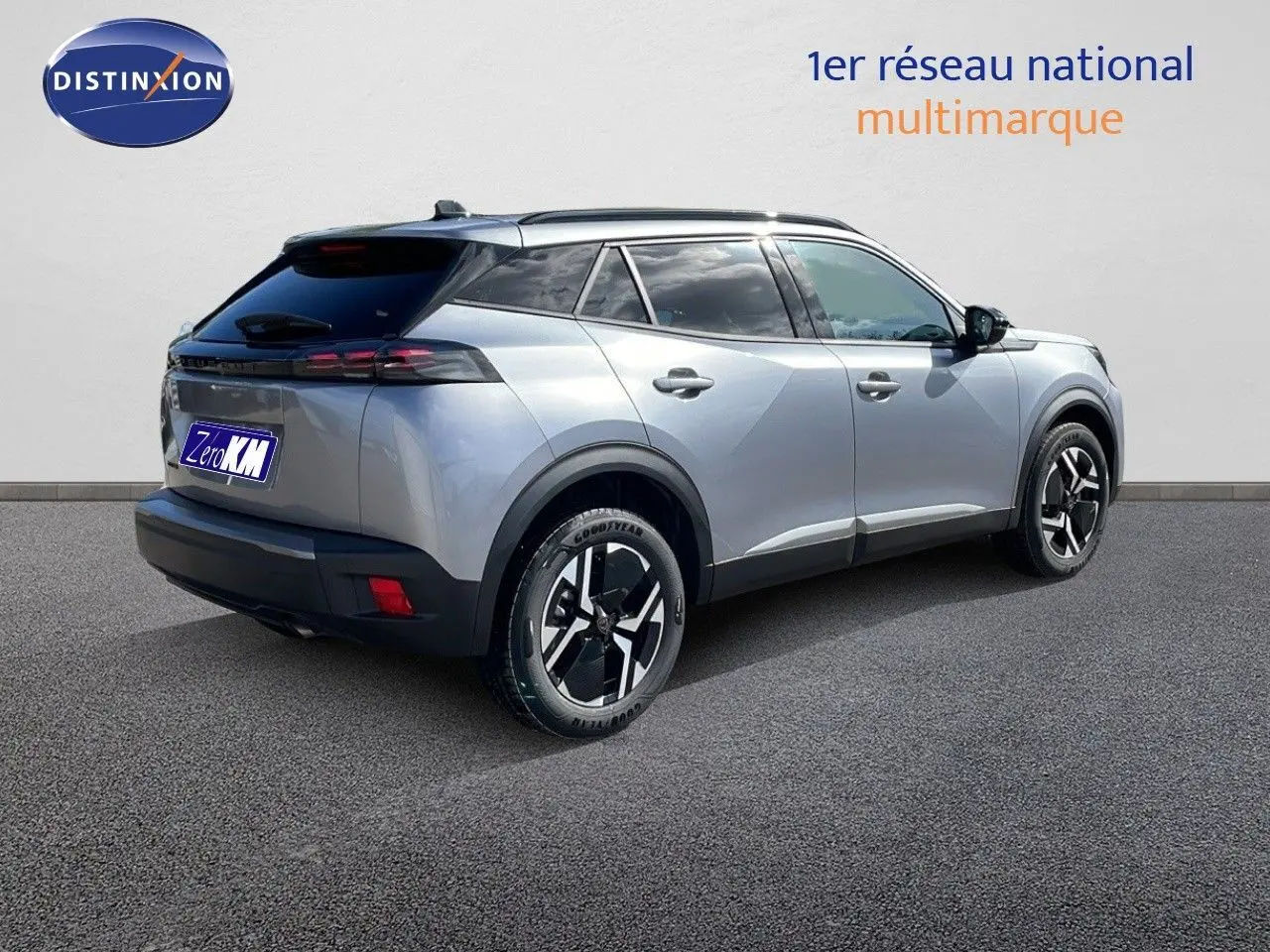 Peugeot 2008 gris Artense métal en 3/4 arrière droit, soulignant ses jantes noires et détails modernes.