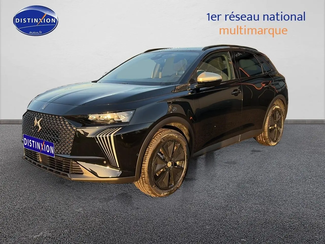 DS7 1.5 BlueHDi 130 noir, vue 3/4 avant droit, calandre distinctive et jantes noires brillantes.