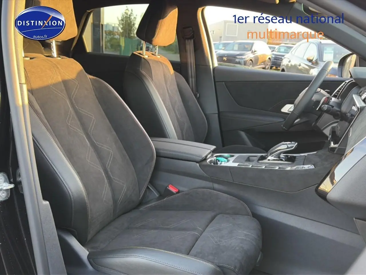 Vue intérieure côté gauche du DS7 1.5 BlueHDi noir, mettant en valeur les sièges en alcantara et la console centrale.