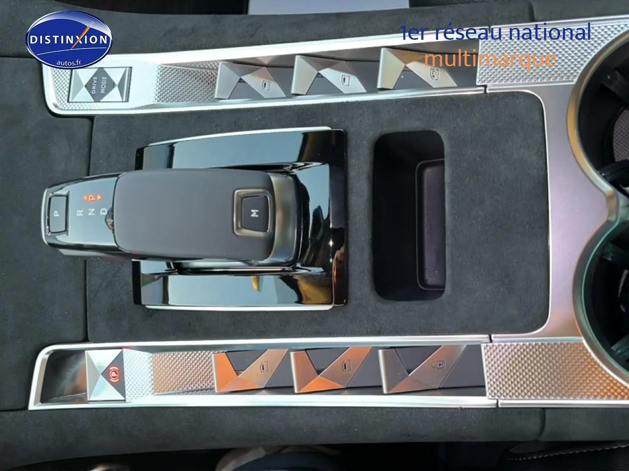 Vue plongeante sur la console centrale noire du DS7 1.5 BlueHDi avec levier de vitesses automatique et boutons en métal brossé.
