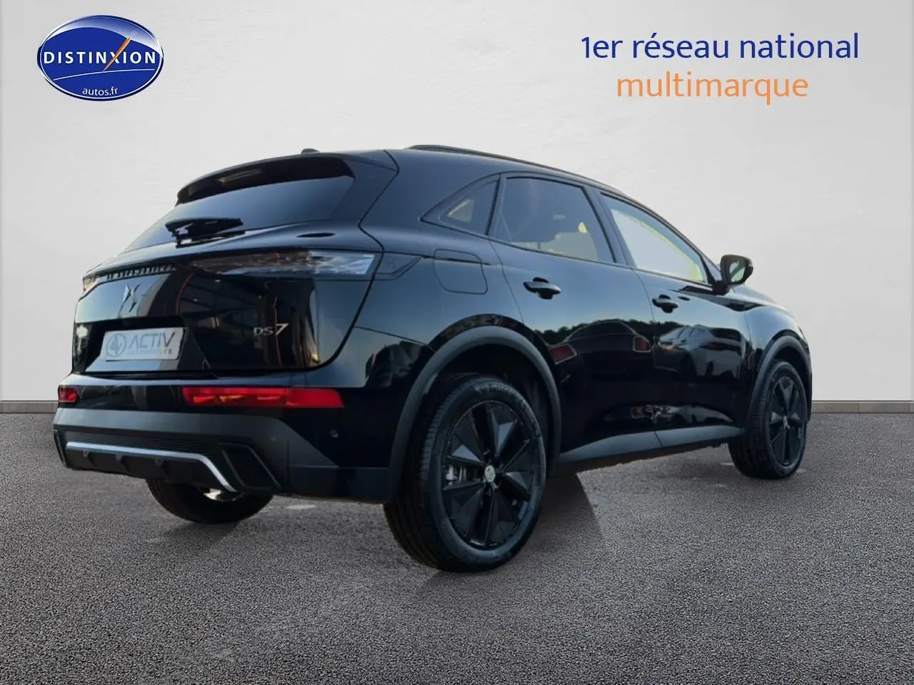 Vue 3/4 arrière droite du SUV DS7 noir avec jantes noires et feux arrière LED distinctifs.
