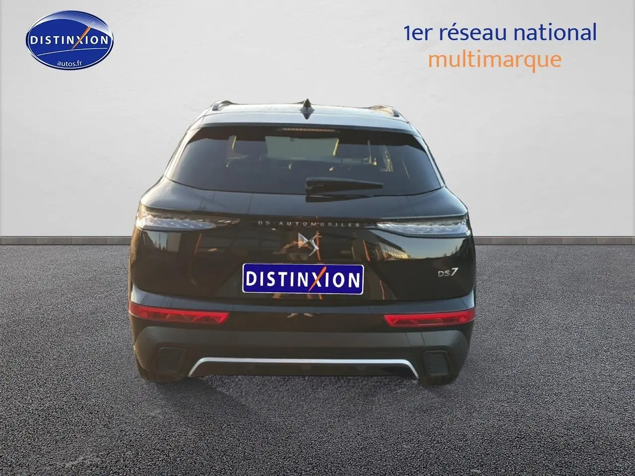 Vue arrière du DS7 noir 2026 avec feux LED étirés et double sortie d’échappement intégrée au pare-chocs.