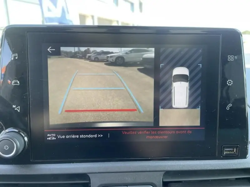 Vue arrière caméra du Citroën Berlingo gris métal 2018, version HDi 130 Shine, avec lignes de guidage au parking.