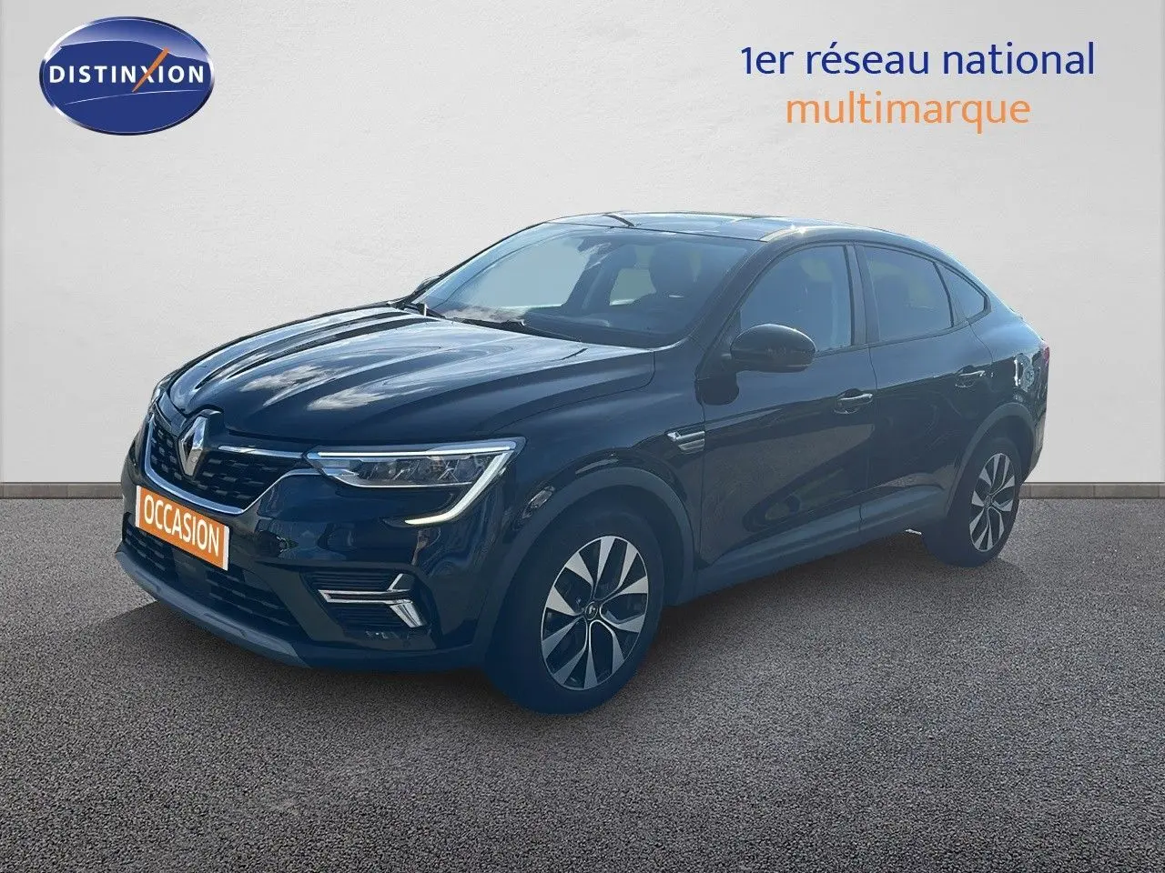 Renault Arkana noir métal en 3/4 avant droit, mettant en valeur ses phares LED et sa silhouette dynamique.
