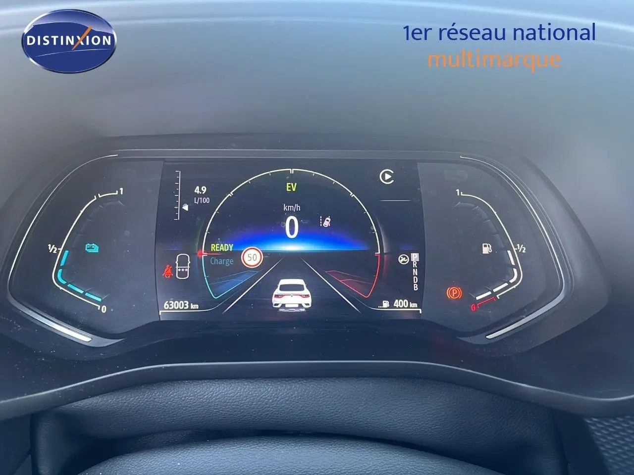 Tableau de bord numérique du Renault Arkana hybride 2023 affichant vitesse, autonomie et indicateurs de charge.
