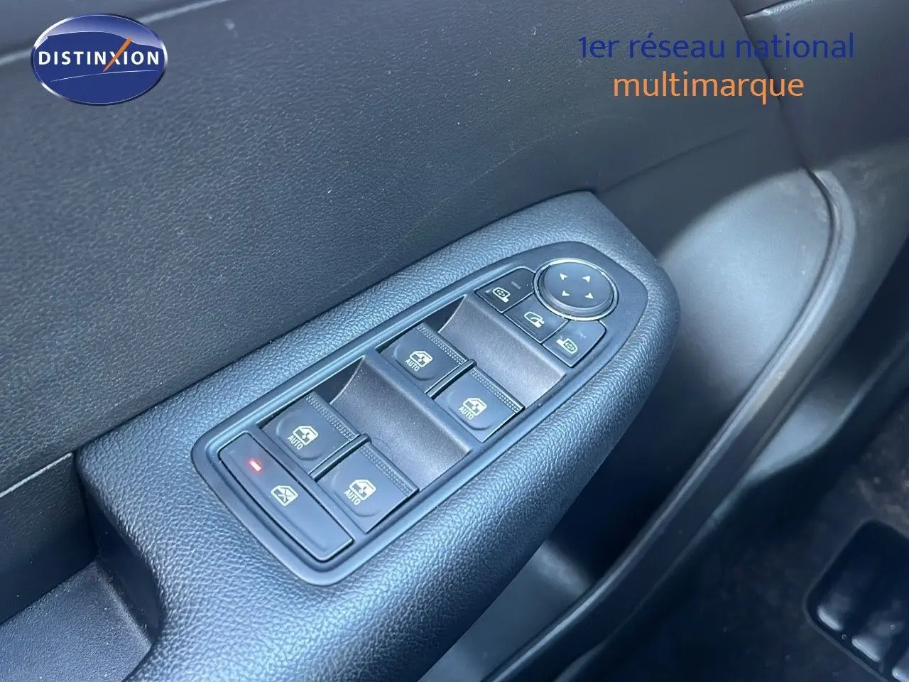 Panneau de commandes des vitres électriques côté conducteur du Renault Arkana noir métal 2023 en gros plan intérieur.