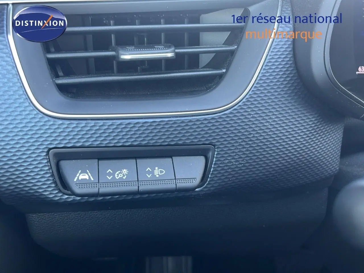 Détail du tableau de bord du Renault Arkana 2023, boutons de réglage des aides à la conduite et éclairage.