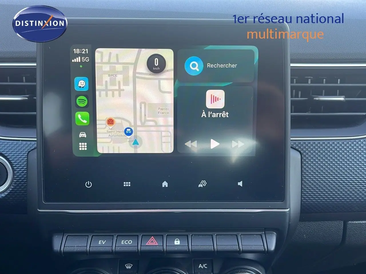 Écran tactile central affichant la navigation et la musique dans l'habitacle du Renault Arkana noir métal 2023.