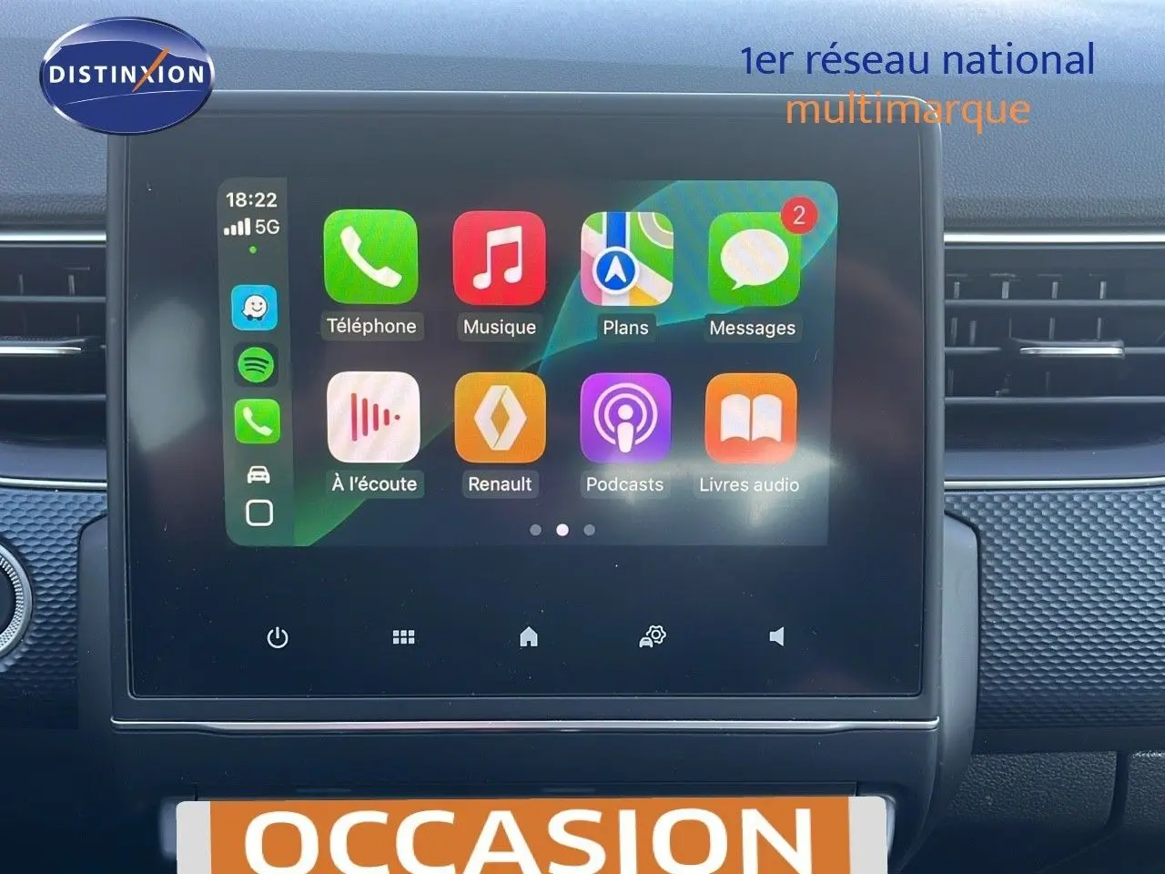 Écran tactile central affichant les applications connectées dans l'habitacle d'un Renault Arkana noir métal 2023.