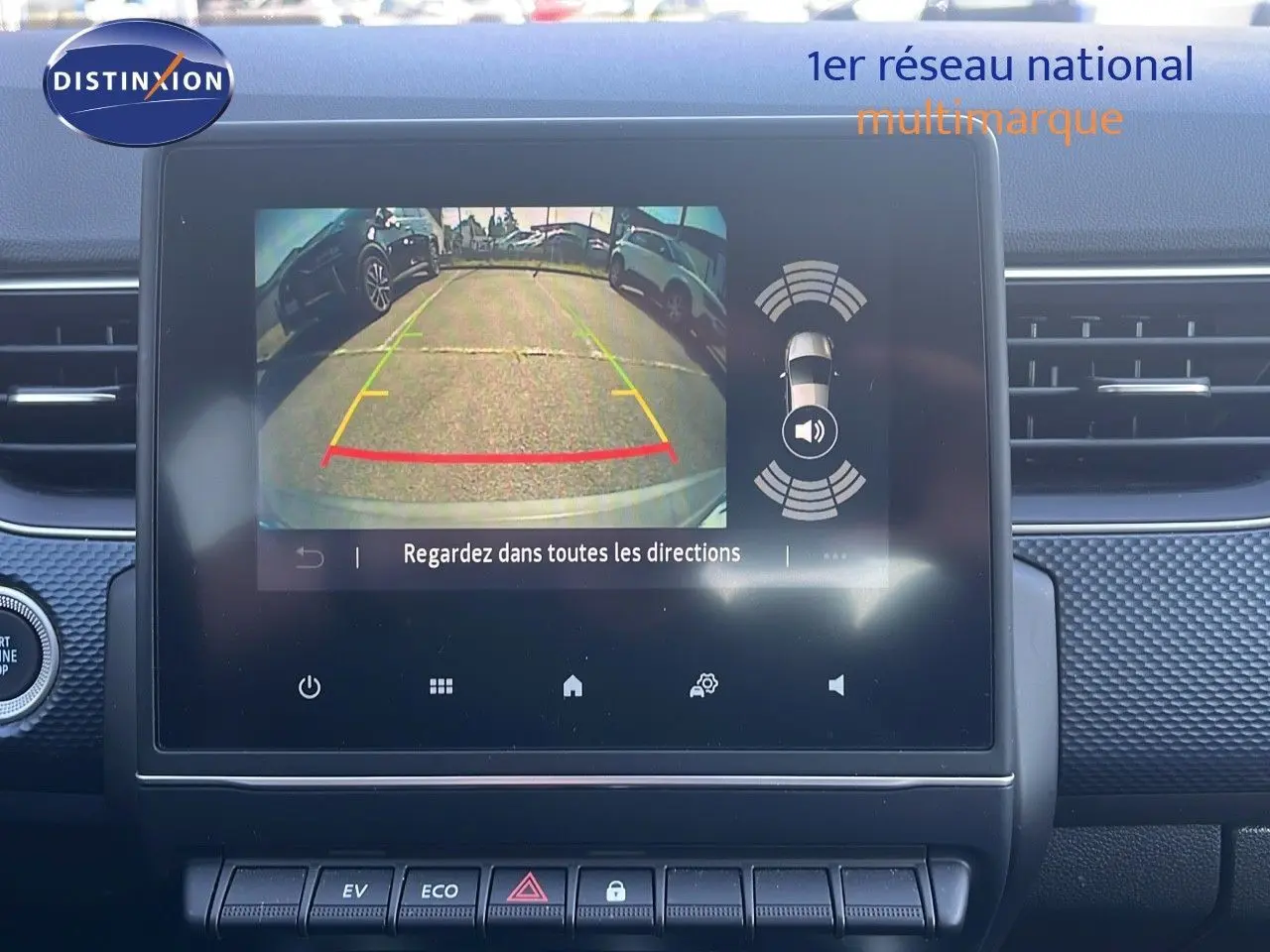 Écran central du tableau de bord du Renault Arkana noir métal 2023 montrant la caméra de recul avec guidage de trajectoire.