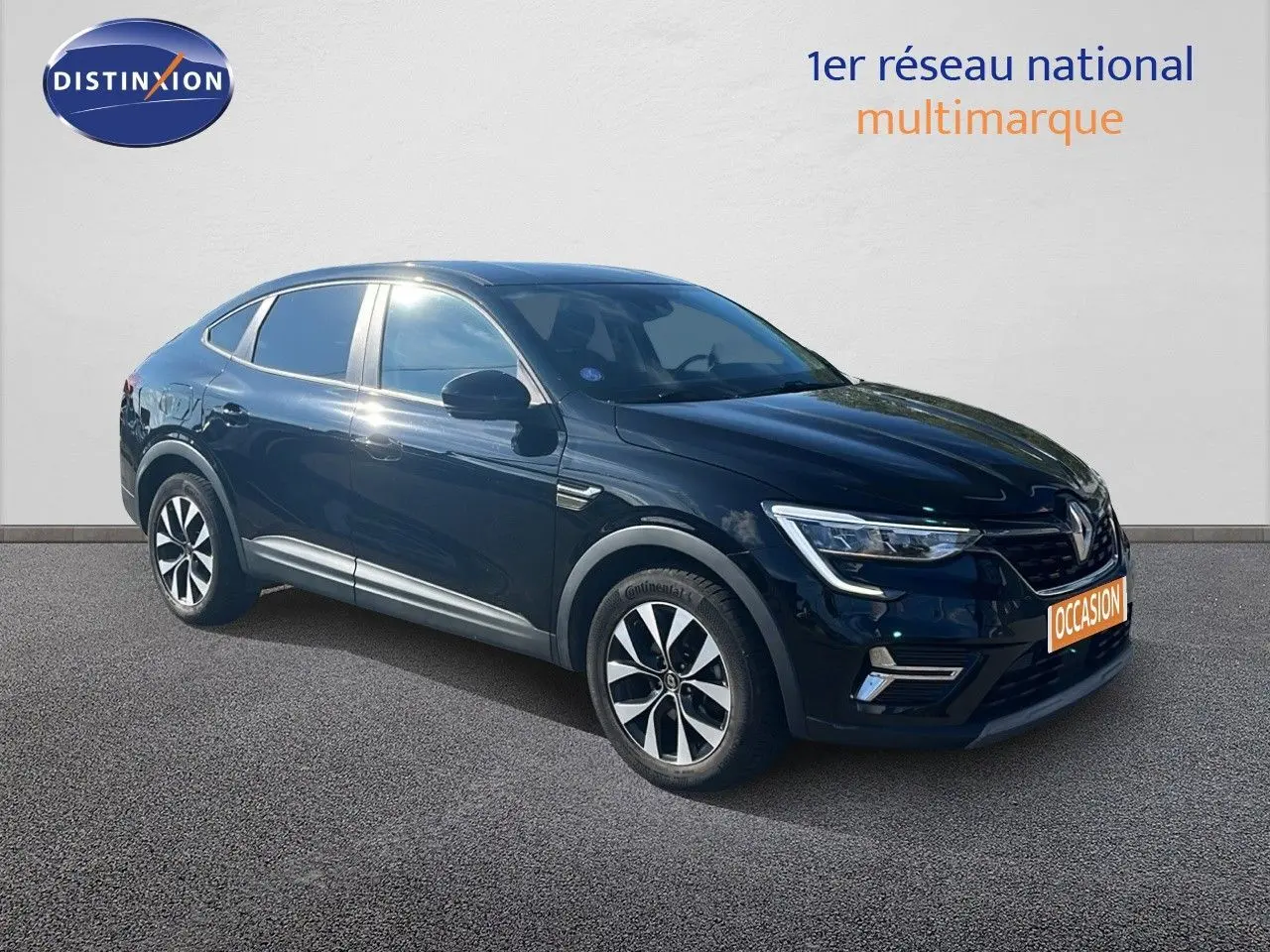 Renault Arkana noir métal en 3/4 avant droit, SUV hybride avec jantes bi-ton et calandre distinctive Renault.