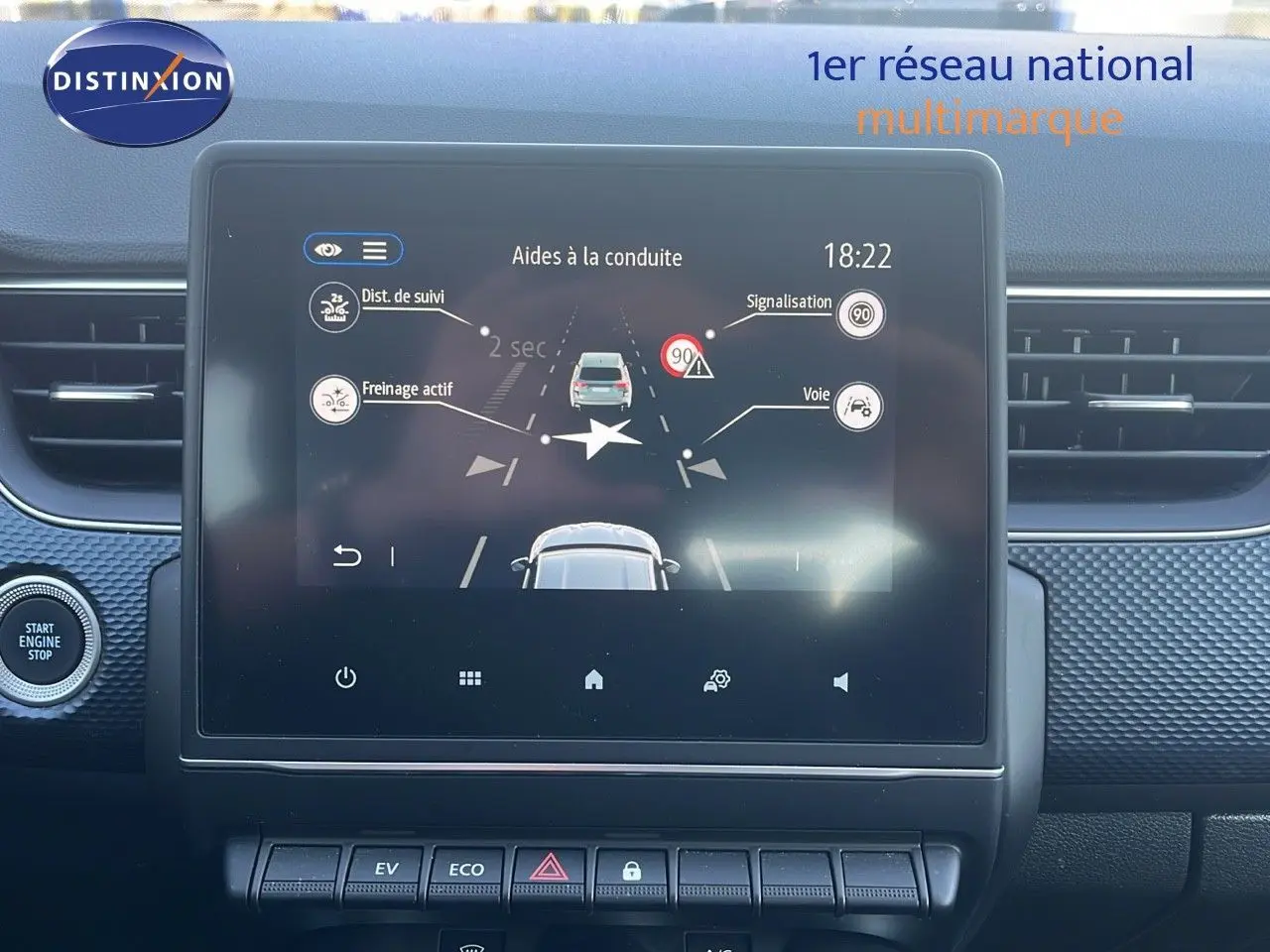 Écran tactile central du tableau de bord du Renault Arkana noir métal 2023 affichant les aides à la conduite.